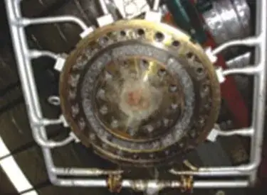 Die plate surrounded by connected heating pipes