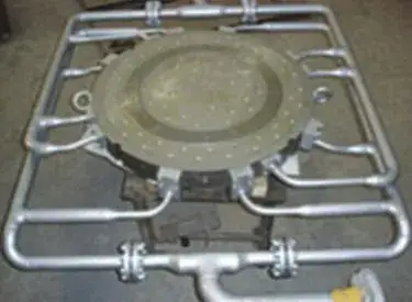 Circular die plate connected to a rectangular piping assembly