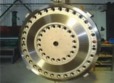 Circular die plate with a central cover and surrounding bolts