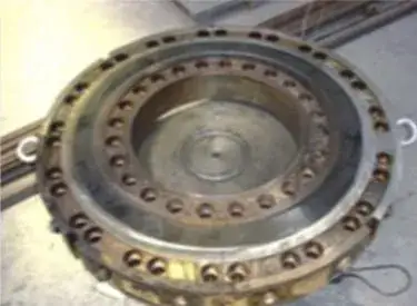 Die plate with a central cover and outer bolt holes