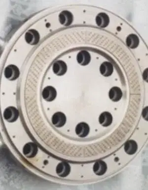 Circular die plate with concentric rows of small holes