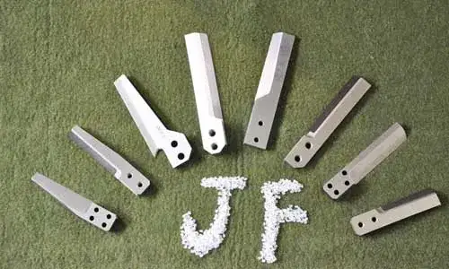Pelletizing knives arranged around the letters JF