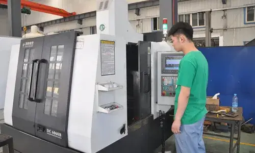 ky- (4) Operator standing beside a machining center