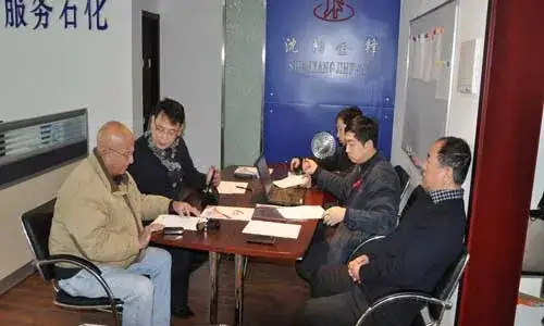 qitan-2 Business discussion around a meeting table