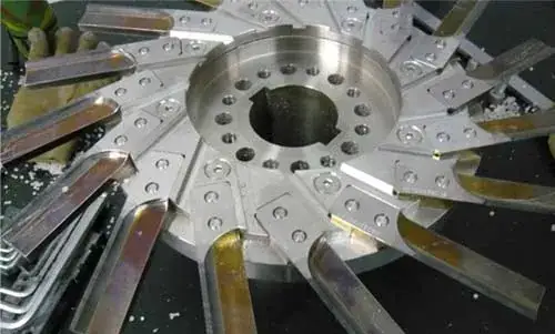 Well-installed pelletizer knife