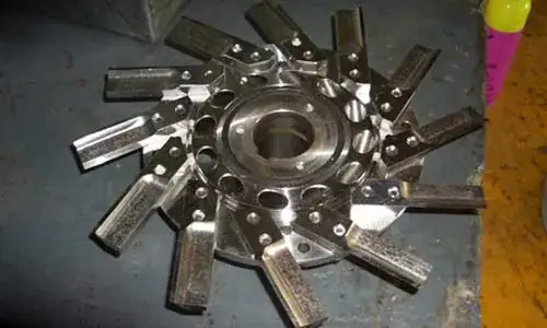 Well-installed pelletizing knife holder