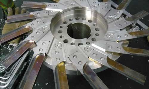 Well-installed pelletizer knife